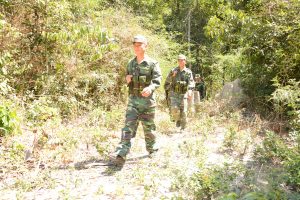 Các chiến sỹ Đồn Biên phòng Tống Lê Chân, biên phòng Tây Ninh tuần tra bảo vệ biên giới.