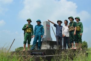 Cán bộ, chiến sỹ và nhân dân huyện Bến Cầu, Tây Ninh chung tay bảo vệ biên giới. 