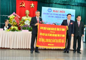Phó Bí thư Thường trực Tỉnh ủy Nguyễn Minh Tân tặng bức trướng chúc mừng Đại hội