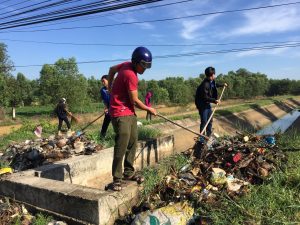 Xã An Bình ra quân phát hoang, vệ sinh đường nông thôn và thu gom rác thải, xác động vật bảo vệ môi trường