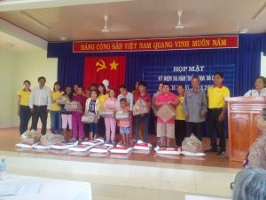 ÔNG PHẠM PHÚ VINH - PHÓ CHỦ TỊCH UMTTQ VIỆT NAM XÃ THẠNH BÌNH TRAO QUÀ CHO NẠN NHÂN CHẤT ĐỘC DA CAM