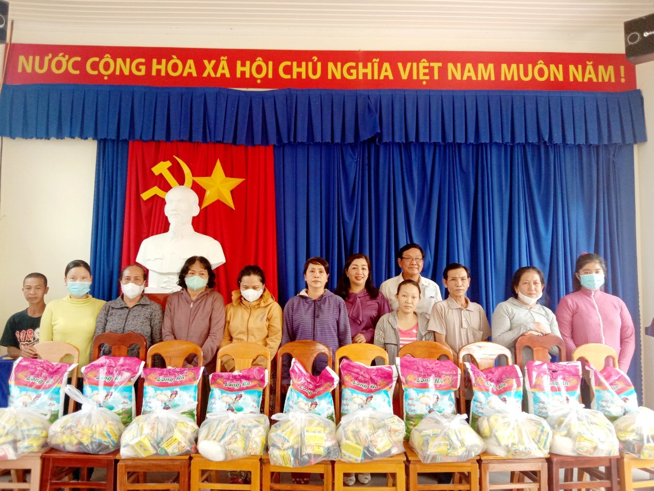 http://mattrantoquoc.tayninh.gov.vn/wp-content/uploads/2024/05/guong-Ong-Nguyen-Van-Phung-phat-qua-cho-nguoi-dan-ngheo-nhan-dip-Tet-Nguyen-dan-2024.jpg