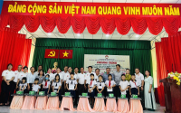 MTTQVN xã Bàu Năng tặng quà cho học sinh có hoàn cảnh khó khăn