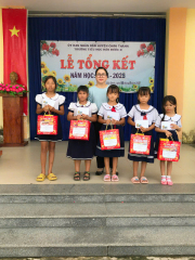 MTTQ Việt Nam xã Hảo Đước trao học bổng cho các em học sinh nghèo nhân dịp tổng kết năm học 2024-2025