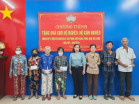 Phường Trảng Bàng trao quà cho hộ nghèo, hộ khó khăn nhân dịp kỷ niệm 50 năm ngày giải phóng niềm nam thống nhất đất nước (30/4/1975 – 30/4/2025)