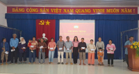 Xã Thạnh Bình: Trao tặng quà cho hộ nghèo, cận nghèo