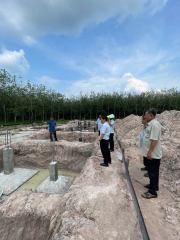 Ban giám sát đầu tư của cộng đồng xã Truông Mít giám sát công trình xây dựng tại Trường THCS Truông Mít