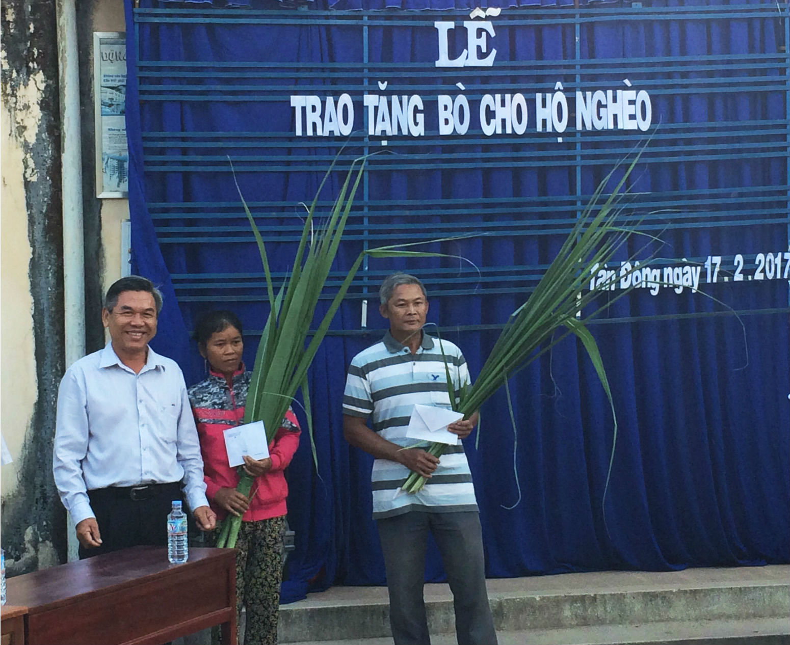 Trao tặng bò cho hộ nghèo