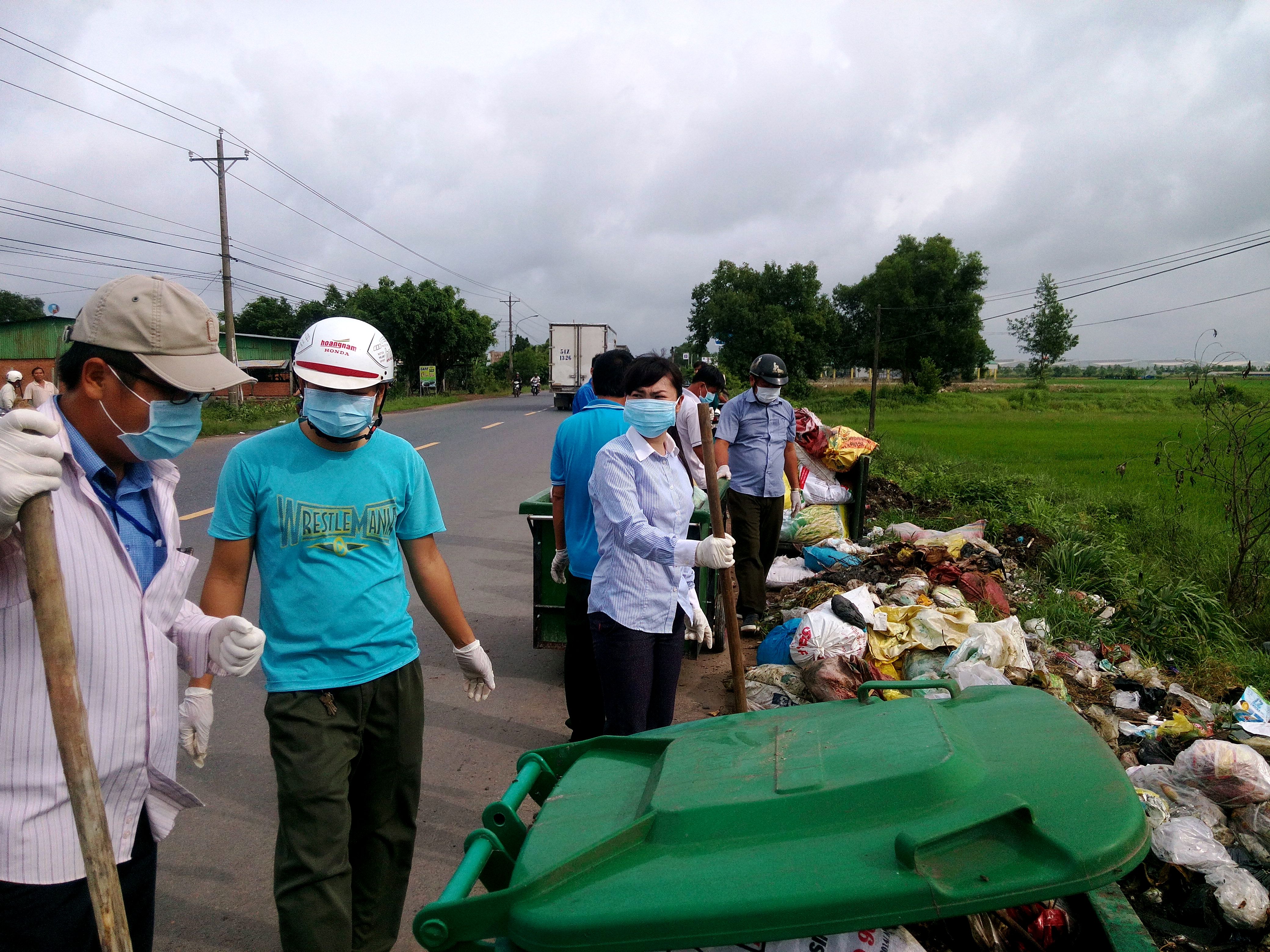 Xã Truông Mít ra quân làm vệ sinh môi trường