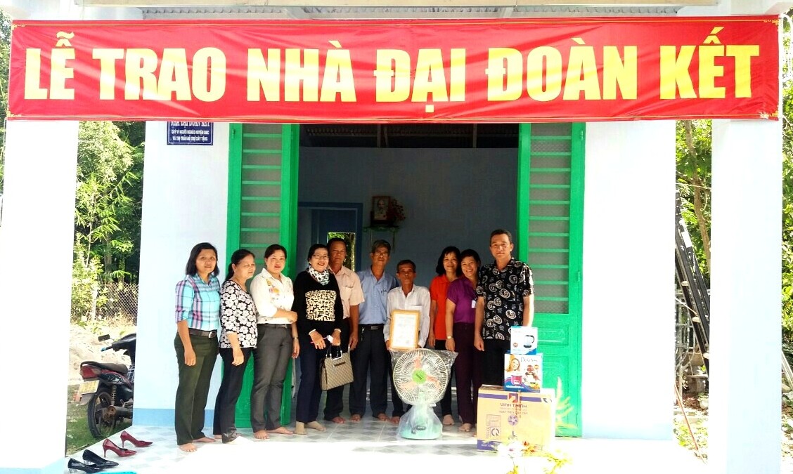 BÀN GIAO NHÀ ĐẠI ĐOÀN KẾT CHO HỘ NGHÈO DÂN TỘC KHMER TRÊN ĐỊA BÀN XÃ BIÊN GIỚI HUYỆN CHÂU THÀNH