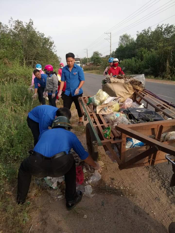 Suối Dây ra quân thu gom rác thải