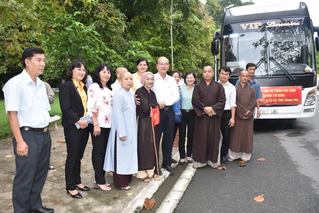 MTTQVN tỉnh - Chùa núi Bà Tây Ninh: Cứu trợ đồng bào bị thiệt hại do mưa lũ tỉnh Thanh Hóa