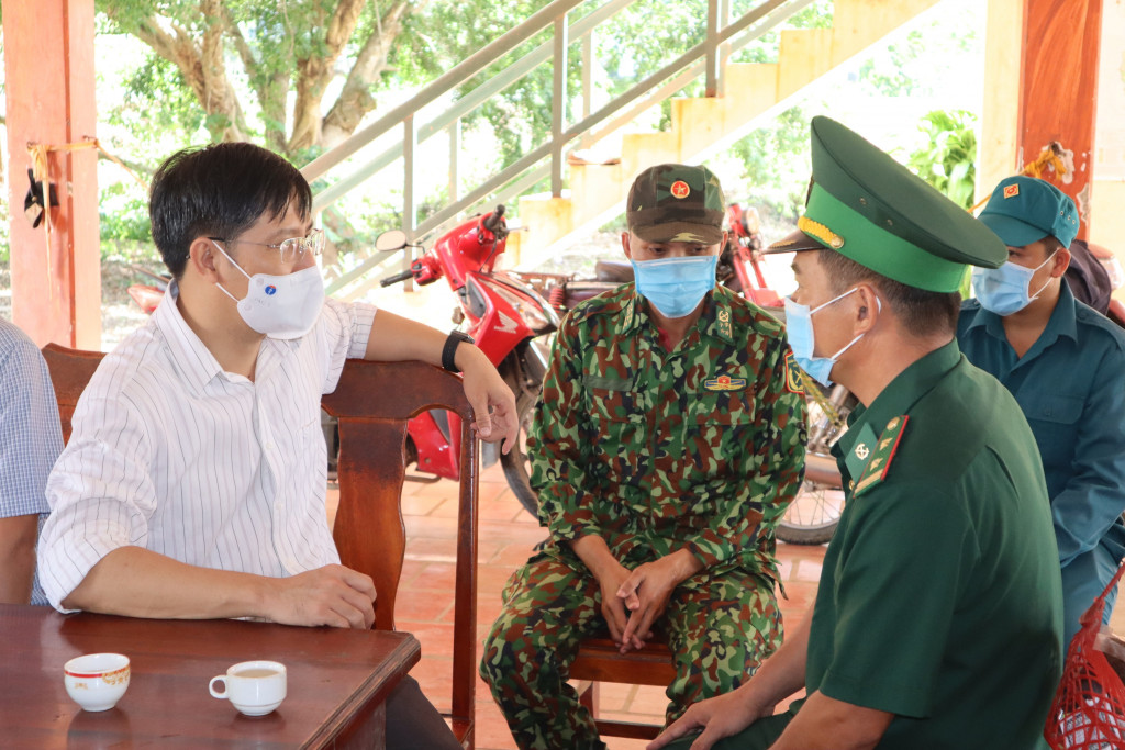 Lãnh đạo tỉnh thăm, tặng quà lực lượng làm nhiệm vụ phòng, chống dịch Covid-19