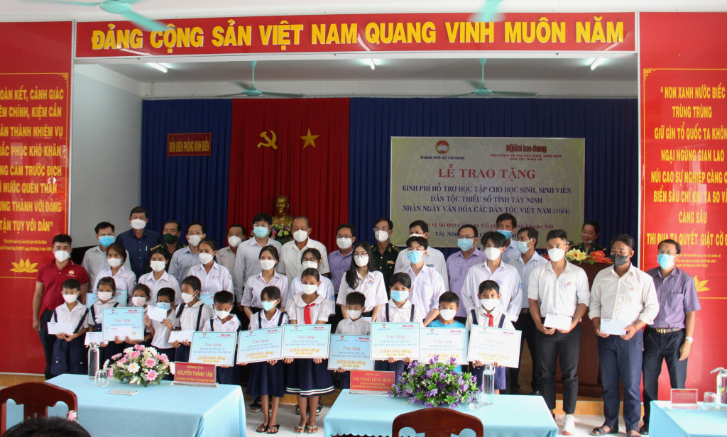 Nguyên Phó Thủ tướng Trương Hoà Bình: trao học bổng cho học sinh, sinh viên dân tộc thiểu số huyện Châu Thành