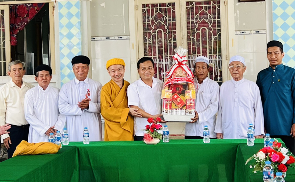 Ủy ban MTTQ Việt Nam tỉnh: Thăm, chúc mừng cộng đồng hồi giáo Islam tỉnh nhân dịp Lễ xả chay (Raya Ramadhan) năm 2023