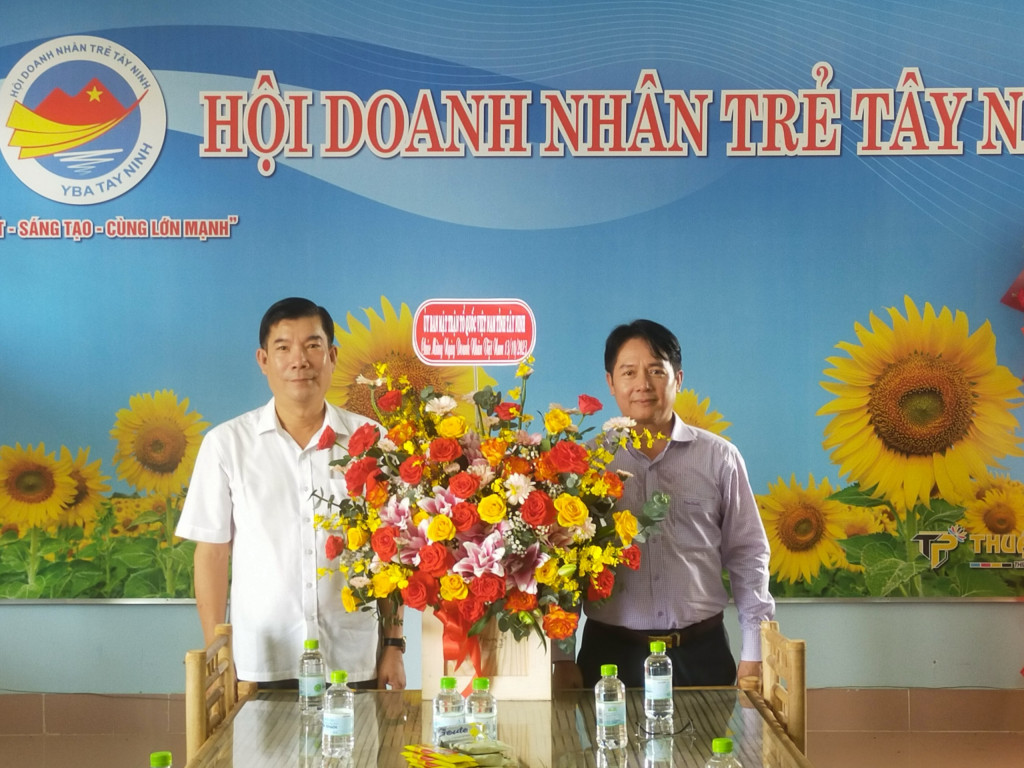 Lãnh đạo Uỷ ban MTTQ Việt Nam tỉnh: Thăm, chúc mừng Hội Doanh nhân trẻ tỉnh, Hiệp Hội doanh nghiệp tỉnh nhân ngày Doanh nhân Việt Nam