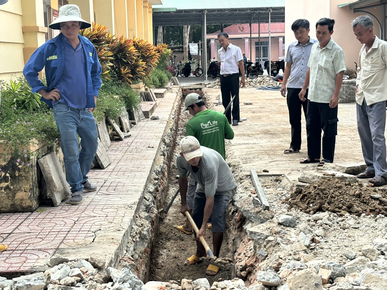 Ban Giám sát đầu tư của cộng đồng xã Bến Củi tổ chức giám sát công trình dân dụng tại trụ sở UBND xã Bến Củi