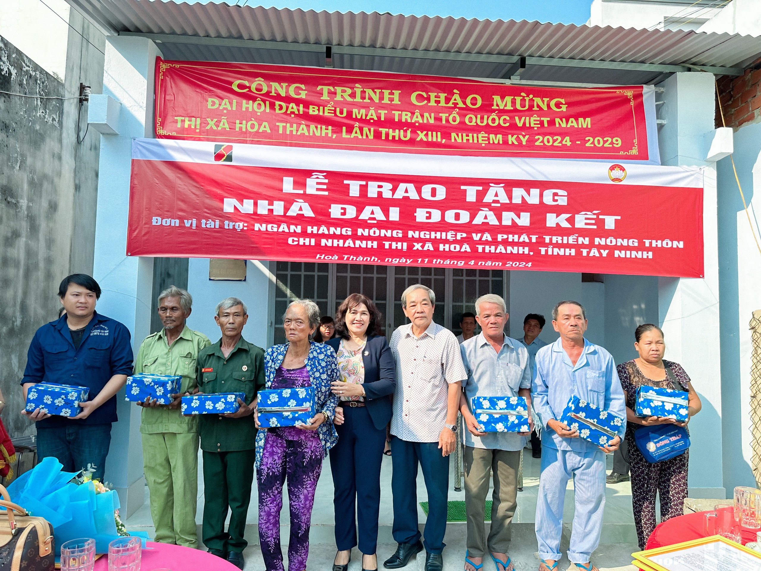 Ủy ban MTTQ Việt Nam thị xã Hòa Thành: Tổ chức trao tặng nhà Đại đoàn kết cho hộ nghèo, hộ cận nghèo