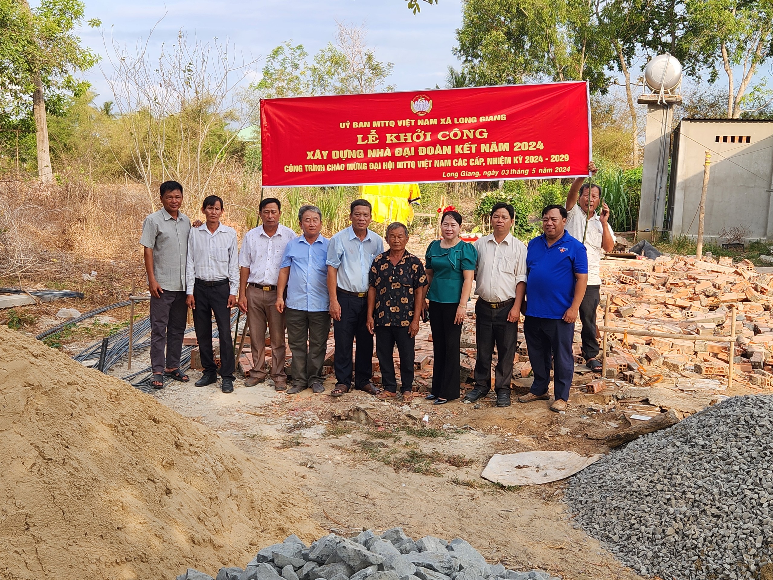 Xã Long Giang: Khởi công xây Nhà Đại đoàn kết đợt 1 năm 2024 - Công trình chào mừng Đại hội đại biểu MTTQ các cấp, nhiệm kỳ 2024 - 2029