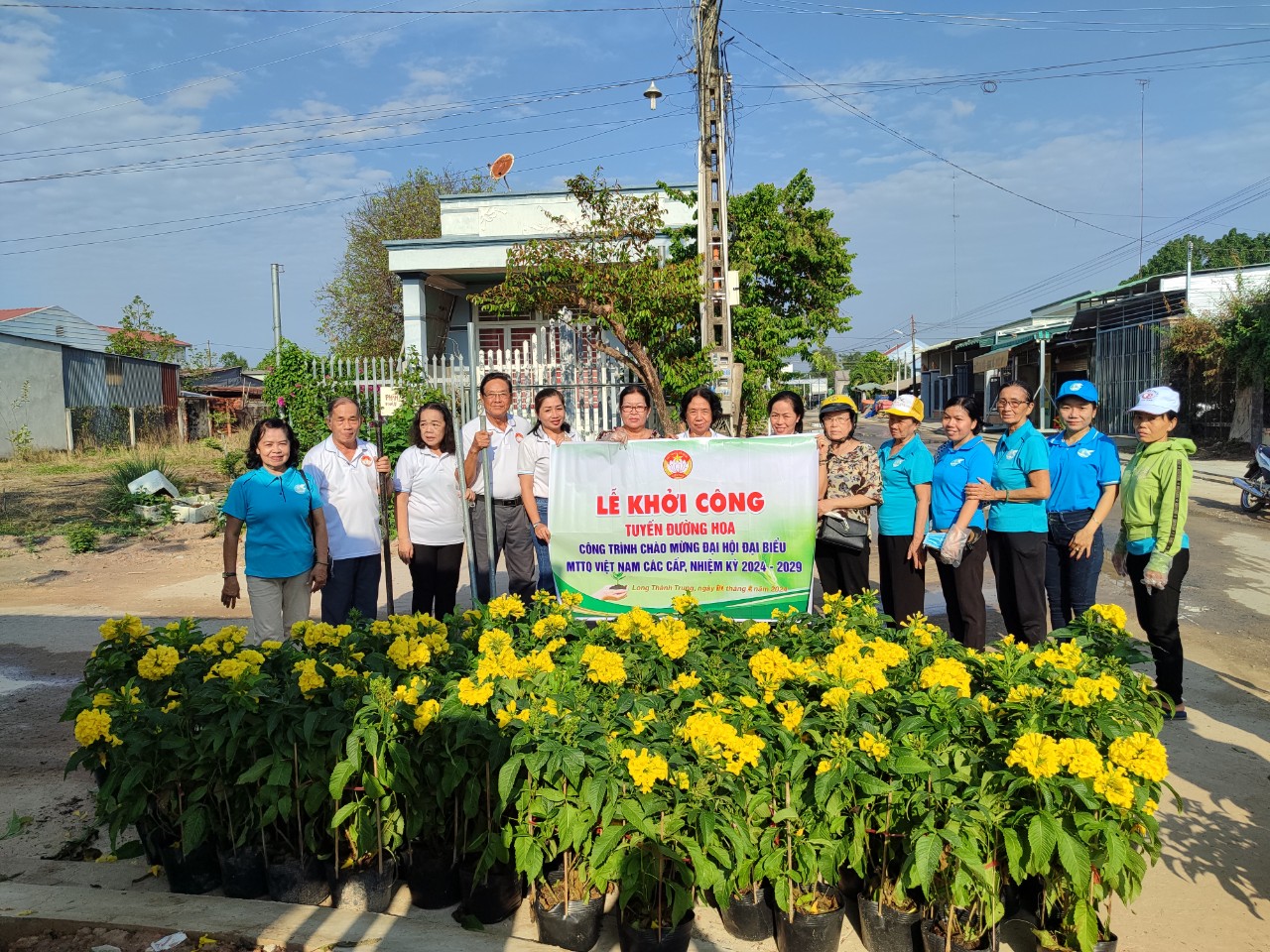 MTTQ phường Long Thành Trung: Tổ chức khởi công xây dựng “Tuyến đường hoa” chào mừng Đại hội đại biểu Mặt trận Tổ quốc Việt các cấp, nhiệm kỳ 2024-2029