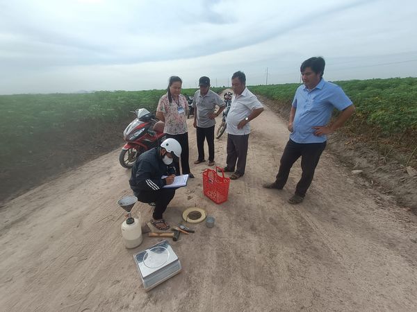 Ban giám sát đầu tư cộng đồng xã Phước Ninh, giám sát nghiệm thu nền hạ công trình đường số 3 ấp Phước Tân