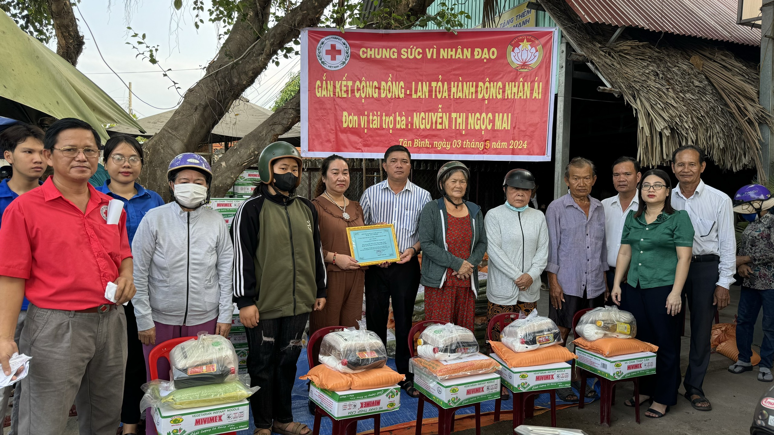 Xã Tân Bình: Phối hợp trao quà cho hộ gia đình có hoàn cảnh khó khăn, người già neo đơn, trẻ mồ côi, người khuyết tật và đồng bào dân tộc Tà Mun