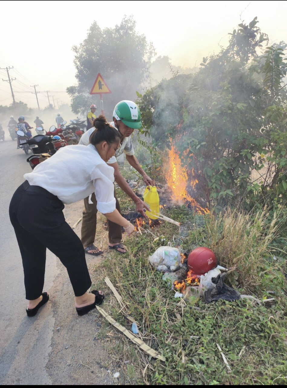 Ban Công tác Mặt trận ấp Thành Tây: Ra quân thu gom và đốt rác bảo vệ môi trường