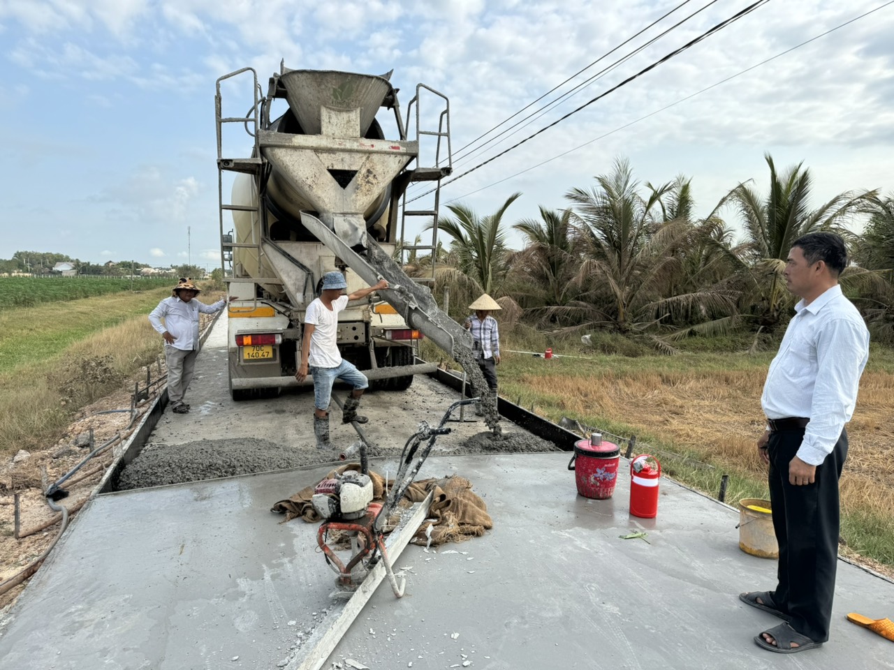 Ban GSĐTCĐ thị trấn Bến Cầu tổ chức giám sát công trình bê tông tuyến đường bừo kênh tiêu cống Ông Ngãi, khu phố 1, thị trấn Bến Cầu